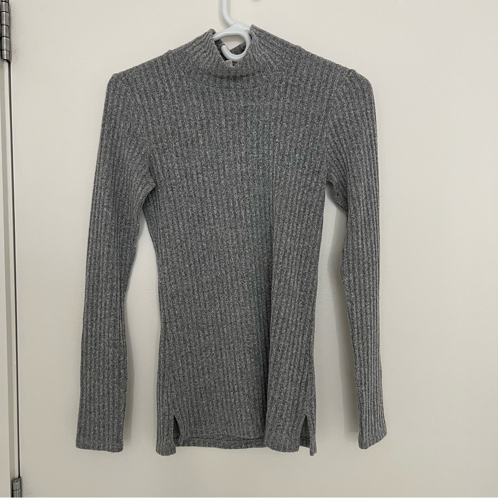Wilfred Gray Ribbed Turtleneck Sweater